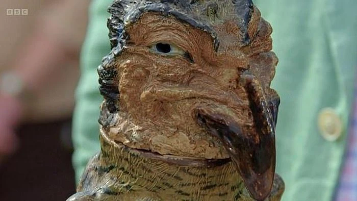 Mang bức tượng kỳ lạ đi kiểm định, hết hồn khi biết sự thật