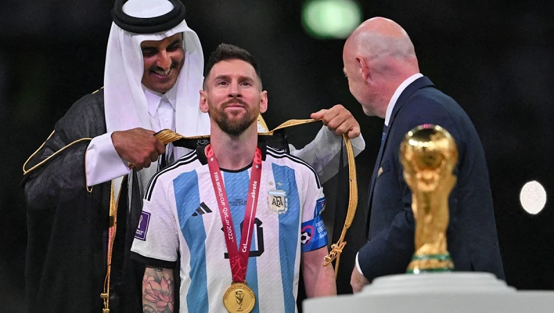 Bất ngờ ý nghĩa chiếc áo choàng Messi mặc khi nhận cúp vàng