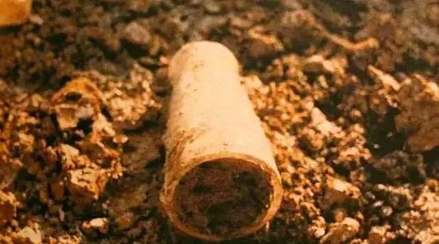 Mở mộ cổ, chuyên gia vã mồ hôi thấy vật lạ “xuyên không”