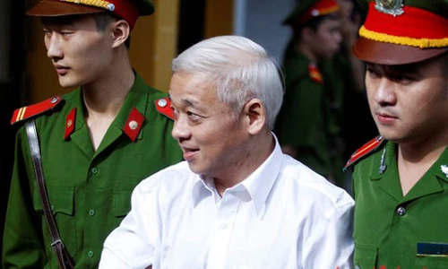 Bầu Kiên hớn hở, được tháo còng tay tại tòa sáng nay