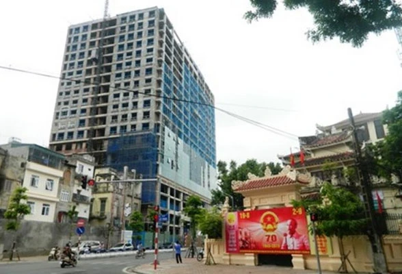 Những tòa nhà xây cao vượt phép bị "cắt ngọn" ở Hà Nội