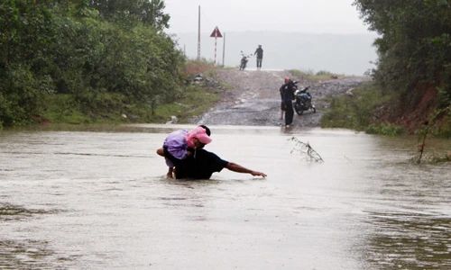 Quảng Bình: Thót tim nhìn bố “vác” con đi học qua dòng nước lũ