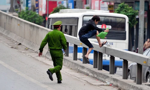 Màn rượt đuổi người đi bộ ở đường trên cao của công an HN