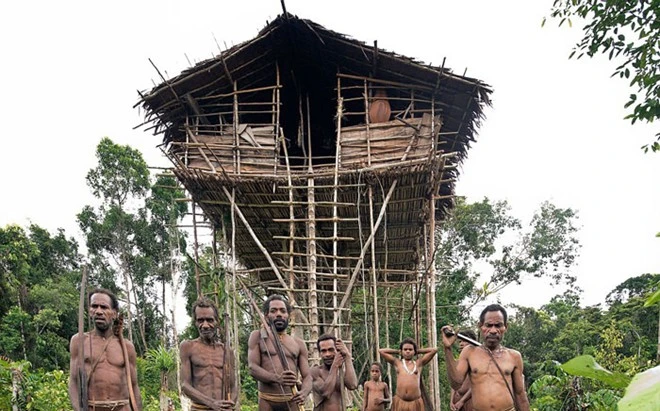 Cuộc sống ở bộ tộc thổ dân ăn thịt người ở Indonesia