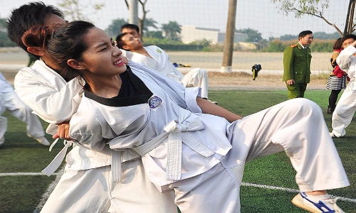 Xem nữ sinh Học viện Cảnh sát khổ cực luyện tập 