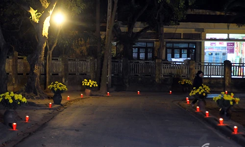 Người HN thắp nến lung linh nhà Đại tướng Võ Nguyên Giáp