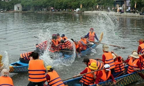 Kỳ thú màn té nước dập lửa trên sông của những người phụ nữ