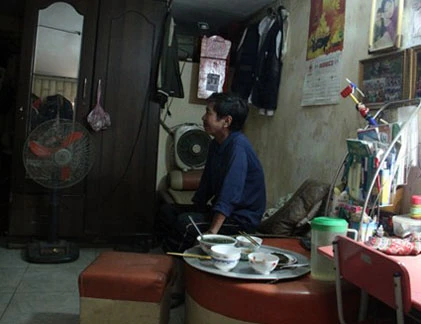 Ba thế hệ sống chung trong căn hộ 10m2 cũ nát