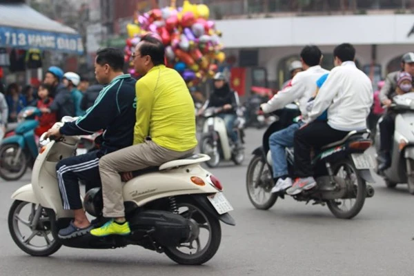 Xem dân Hà Nội vi phạm giao thông ngày cận Tết 2015