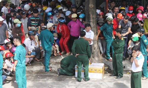 Huy động công binh rà bom, kiểm tra thùng lạ giữa đường