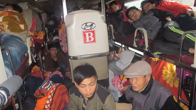 Kinh hoàng cảnh nhồi nhét người - hàng trên xe khách