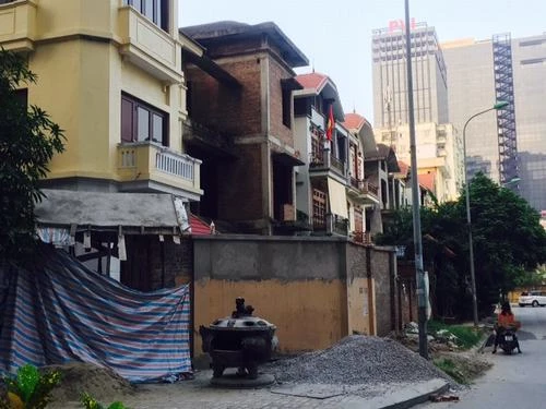 Khu đô thị Yên Hòa chiếm 3.000 m2 đất vườn hoa xây sân tennis