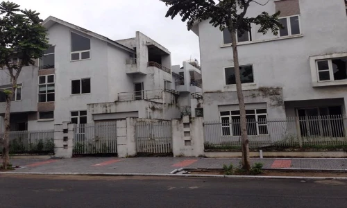 Xót xa biệt thự triệu USD bỏ hoang để nuôi gà, thả rác