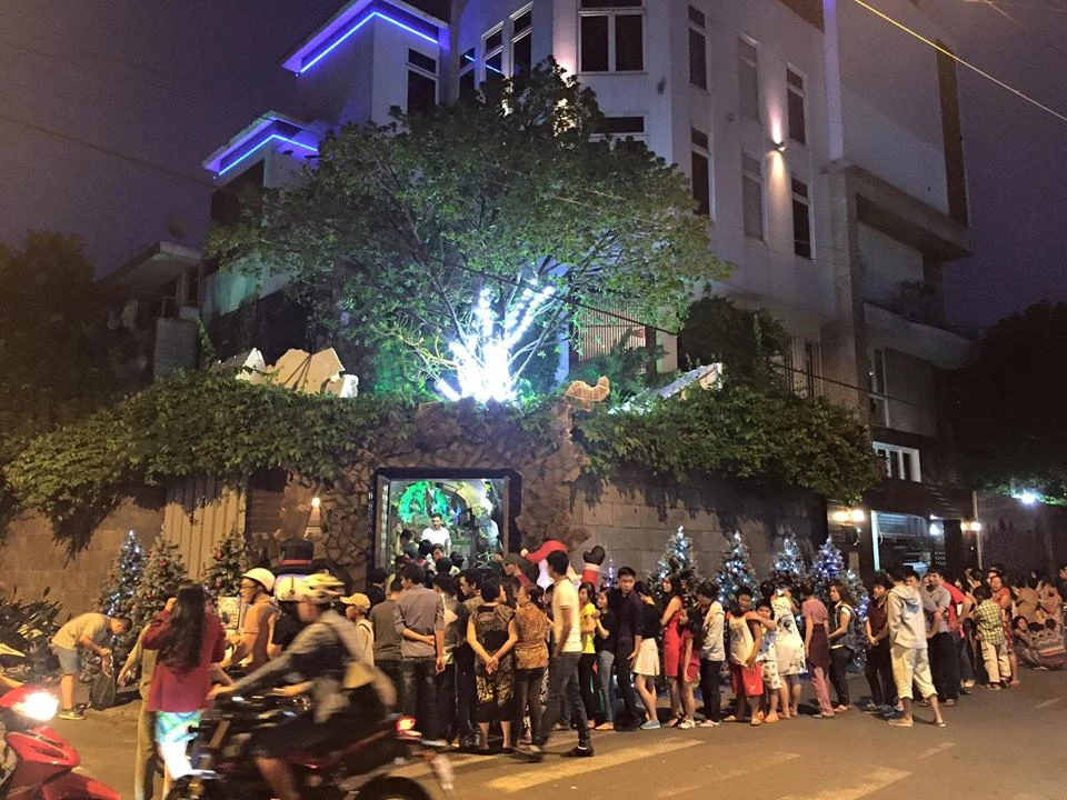 Dân xếp hàng dài tham quan biệt thự lộng lẫy Giáng sinh của Mr Đàm
