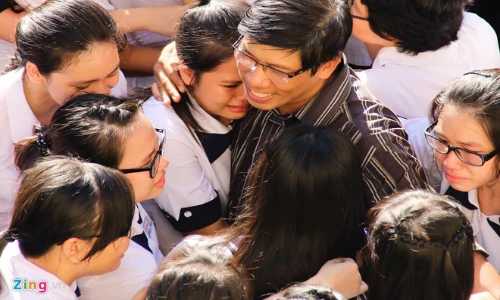 Nữ sinh Sài Gòn khóc như mưa chia tay tuổi học trò