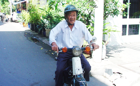 Những năm tháng cuối đời, ông sống cuộc đời giản dị cùng vợ tại nhà riêng ở đường Tân Thọ (phường 8, quận Tân Bình). Do mắc phải căn bệnh ung thư máu, ông nằm điều trị tại bệnh viện Thống Nhất và qua đời vào 16h45 ngày 23/11.
