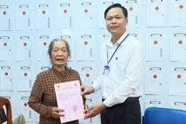 Hai hộ dân đầu tiên ở xã Long Hải được cấp sổ đỏ theo mô hình mới