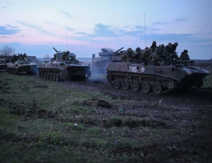 Xe tăng-thiết giáp Ukraine ùn ùn kéo về Sloviansk