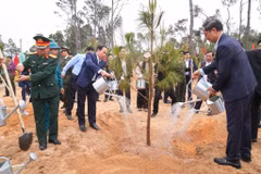 Bí thư Thành ủy, Chủ tịch UBND TP Hải Phòng trồng cây xanh đầu năm mới