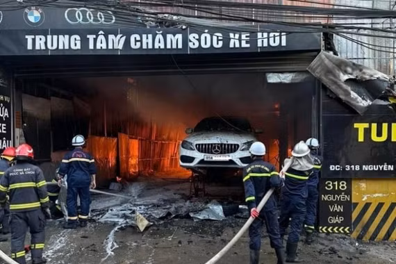 Cháy gara ô tô ở Hà Nội, 8 xe sang bị thiêu rụi: Đền bù sao?