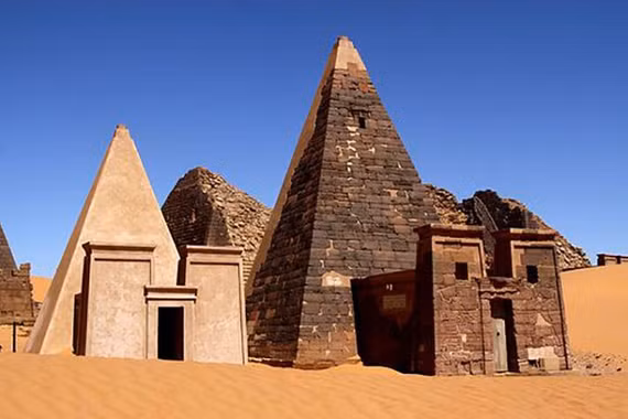 Kỳ bí 200 kim tự tháp nghìn tuổi sừng sững giữa sa mạc Sudan 