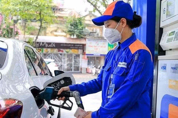 Giảm lần thứ hai liên tiếp, giá xăng RON 95 thấp nhất 5 năm
