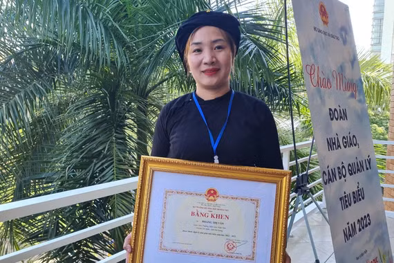 Những cô giáo dành cả thanh xuân để 'cõng chữ lên non'