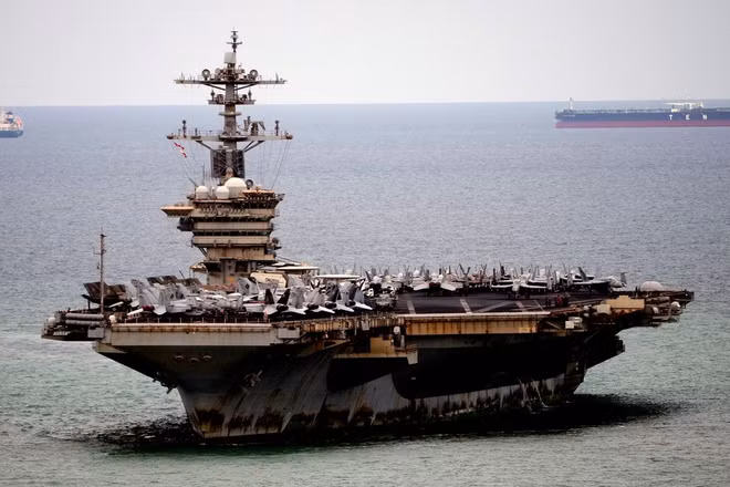 Tàu sân bay USS Abraham Lincoln tại cảng Laem Chabang, Thái Lan ngày 2/9. Ảnh: AP
