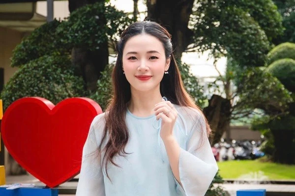 Midu được học trò yêu mến trên giảng đường