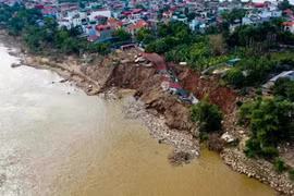 Cận cảnh bờ sông Đuống bị sạt lở