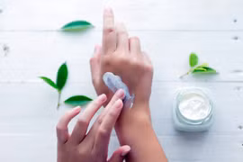 Da nhạy cảm nên lưu ý những loại mỹ phẩm này