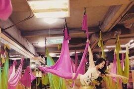 Những tư thế yoga bay cực phiêu của mỹ nhân Việt