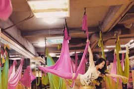 Những tư thế yoga bay cực phiêu của mỹ nhân Việt