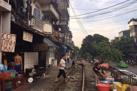  Cuộc sống “bình thản bên tử thần” ở phố đường tàu