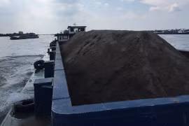 Cát tăng giá gấp đôi, sà lan xếp hàng dài chờ mua 