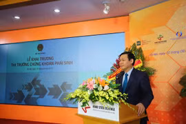 Phó Thủ tướng bấm nút khai trương thị trường chứng khoán phái sinh