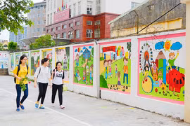 Ngắm đoạn đường bích họa rực rỡ màu sắc ở Mỗ Lao