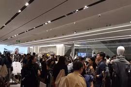 Mệt nhoài chờ thử đồ, thanh toán tại cửa hàng Zara Hà Nội