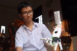 Nam sinh chế tạo cánh tay robot được Đại sứ quán Mỹ cấp visa