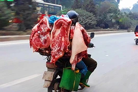 Kinh hoàng cảnh thịt lợn "tẩm bụi" ung dung xuống phố bày bán