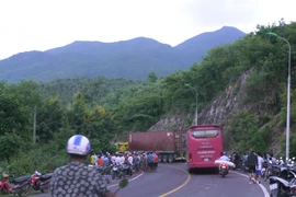 Xe đầu kéo đấu đầu ô tô 4 chỗ, 1 người tử vong tại chỗ