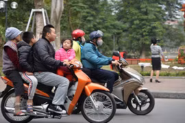 Vắng bóng CSGT, người dân “vô tư” vượt đèn đỏ ngày Tết