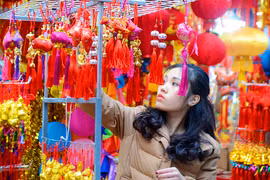 Đồ trang trí Tết Mậu Tuất 2018 nhuộm đỏ phố phường Hà Nội