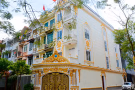 Biệt thự trắng phủ vàng nổi bần bật của đại gia Hà thành