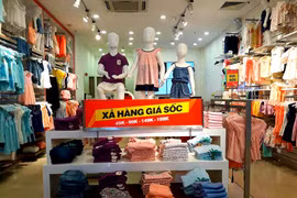 Thời trang đua nhau giảm giá sốc "câu" khách