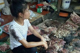 Một công ty thu mua đàn lợn của tiểu thương bị hắt chất bẩn