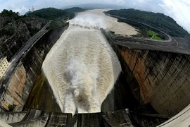 Ảnh: Trèo lên thành đập xem thủy điện Hòa Bình mở 3 cửa xả đáy