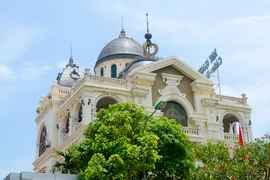 Lâu đài “khủng” phong cách châu Âu cổ điển giữa lòng Hà Nội