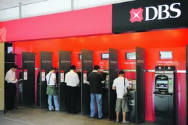 Người dùng thẻ ATM ở các nước có trả phí rút tiền không?