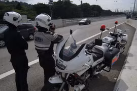 Vượt đèn đỏ, chạy xe quá tốc độ… các nước xử phạt sao? 